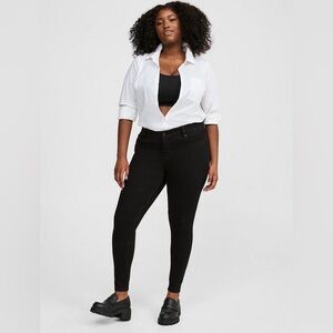 Torrid Bombshell Skinny Premium Stretch High-Rise Jean in black size 18 S